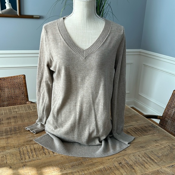 LOFT Sweaters - Loft V Neck Tunic Sweater